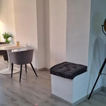 La Vie En Rose Apartment
